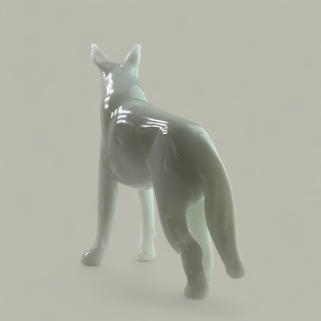 Handgefertigte Glasfigur Hund mit markanter roter Zunge
