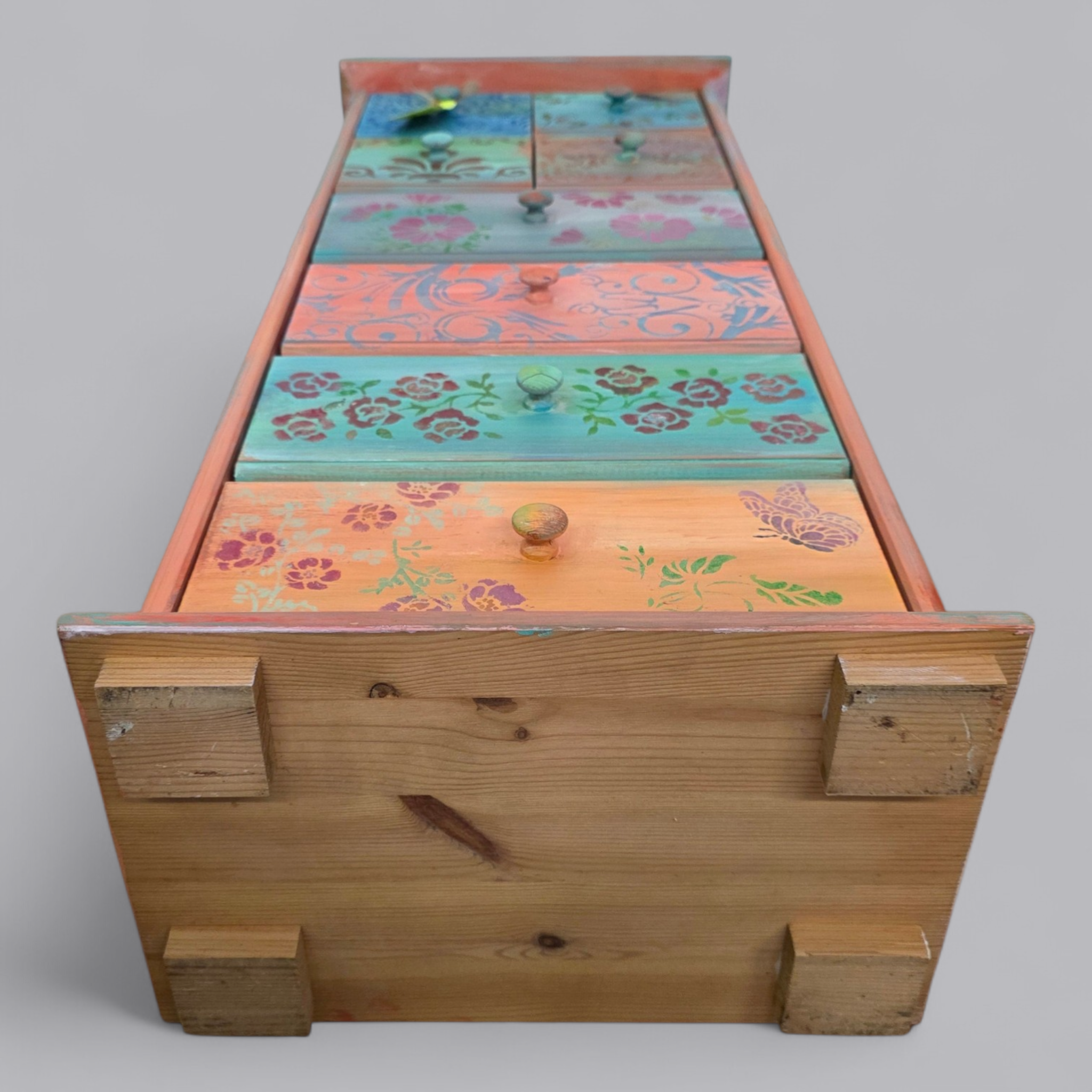 Upcycling Schubladenschrank mit farbigem Vintage Charakter