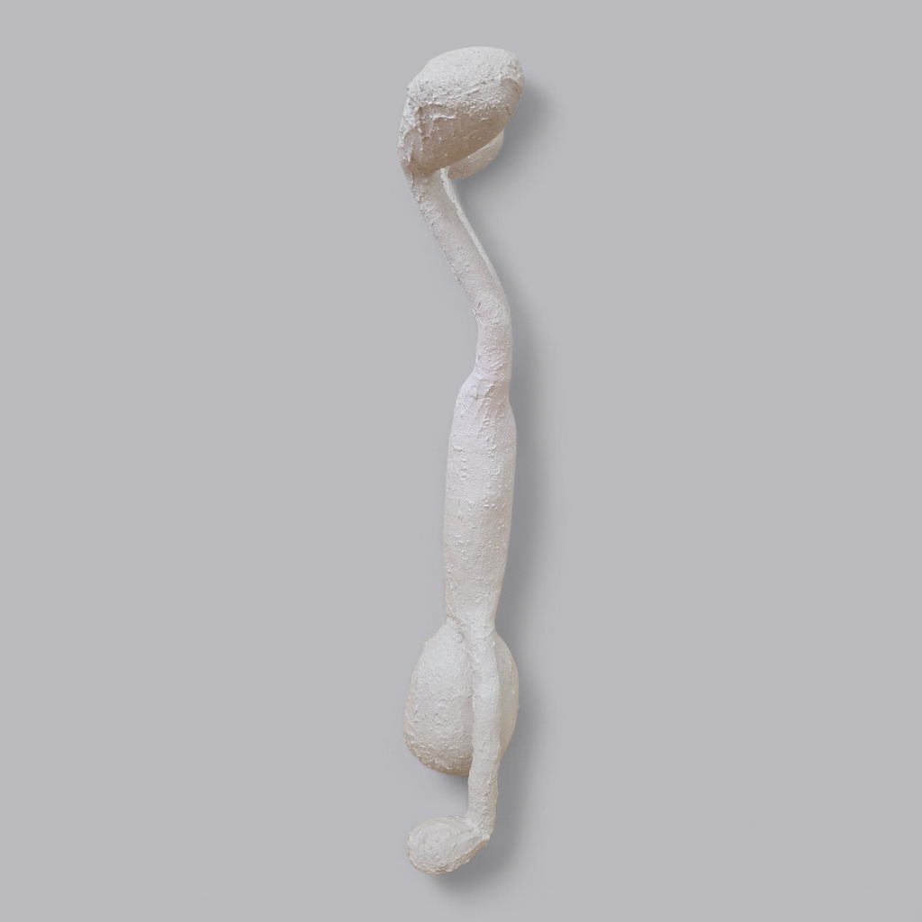 Abstrakte Gips-Skulptur – Figur im Handstand