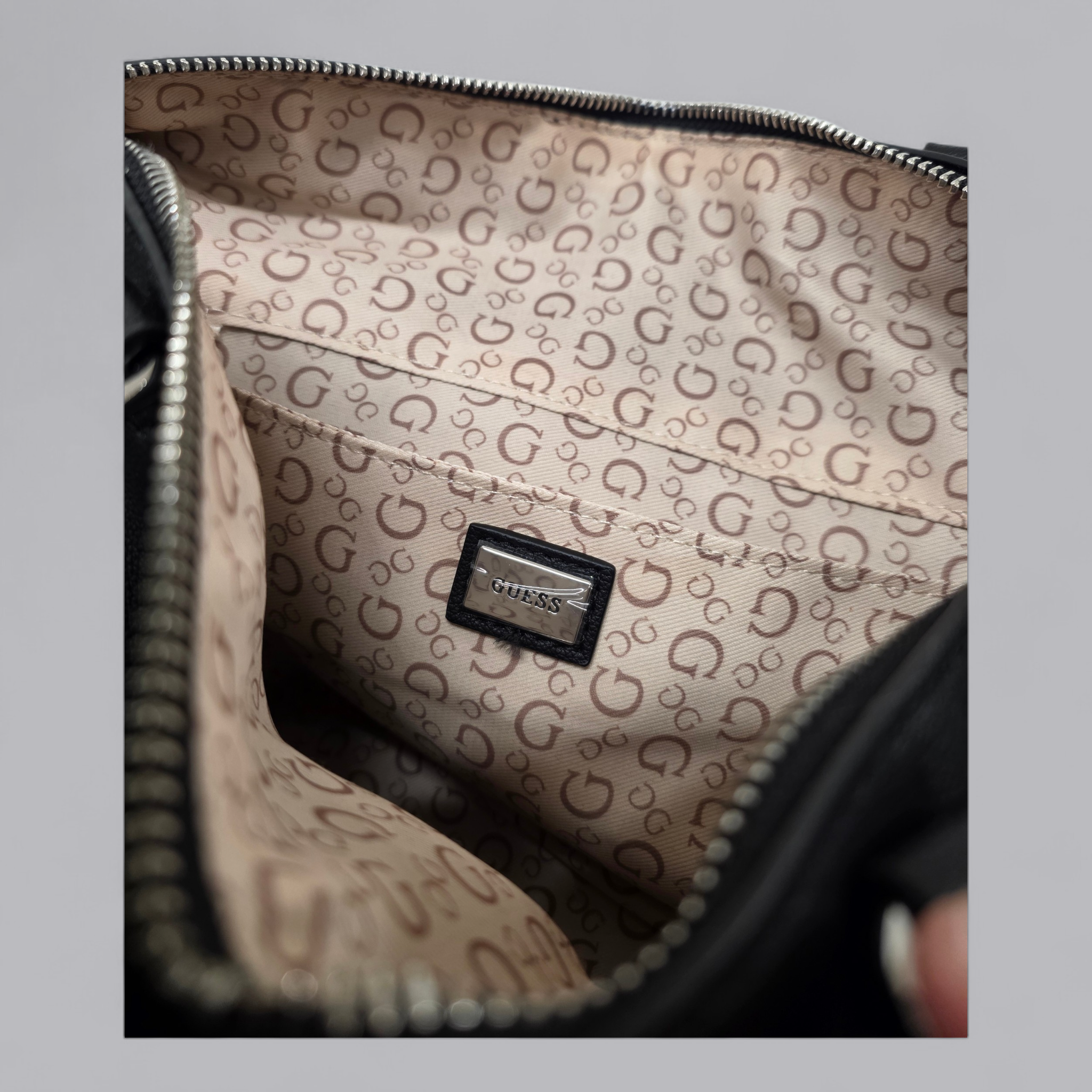 Elegante Guess Handtasche – Klassisches Schwarz – Neuwertig