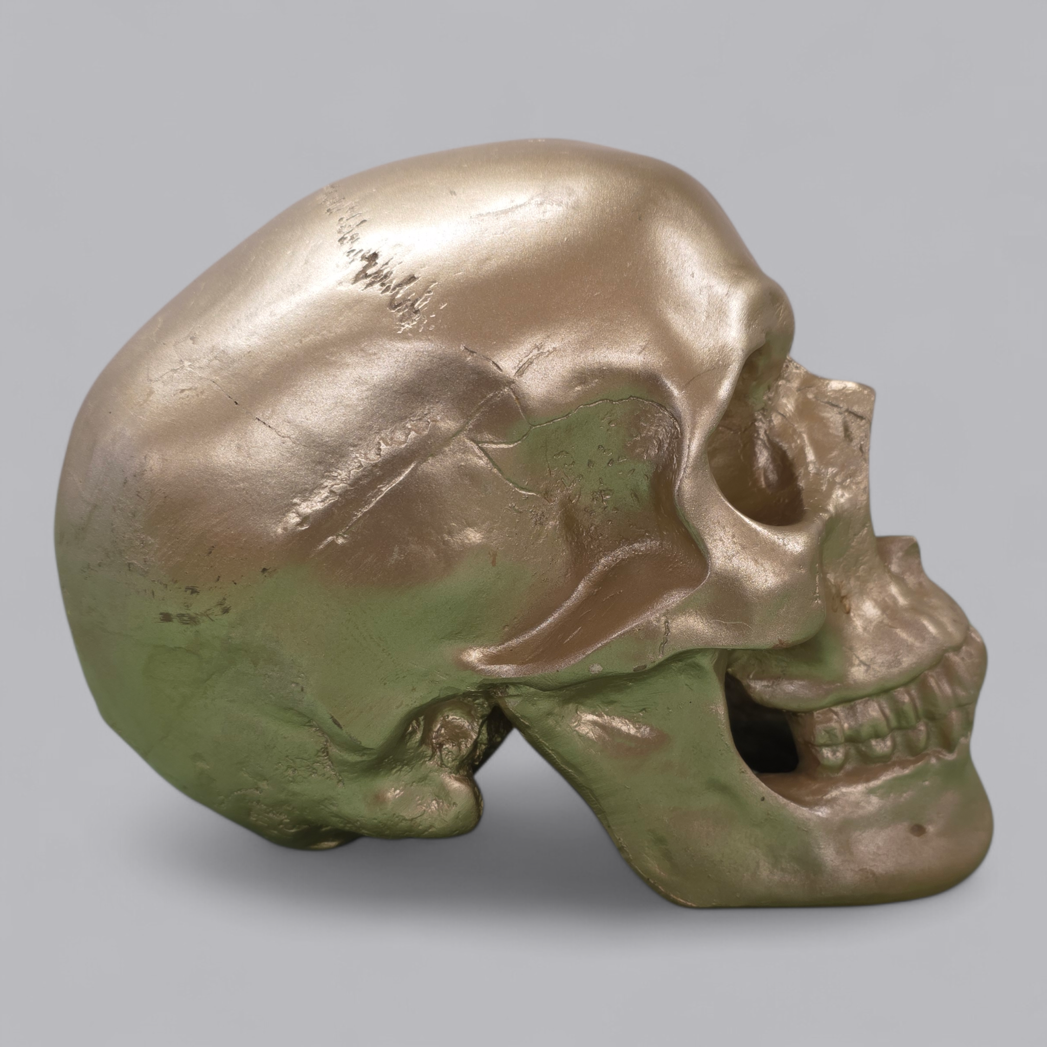 Modernes Totenkopf-Kässeli in Metallic-Optik