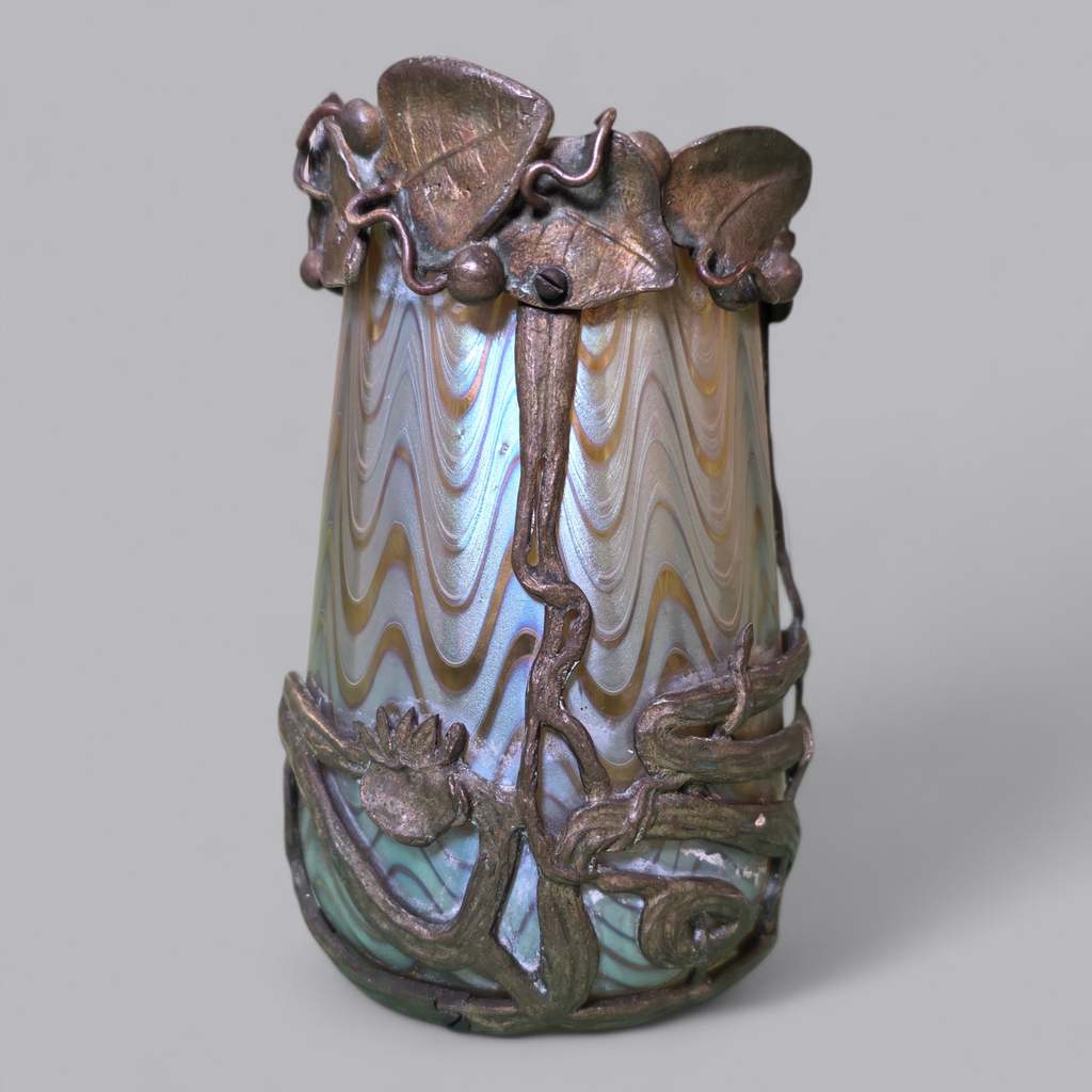 Jugendstil Glasvase mit kunstvoller Messingmontur