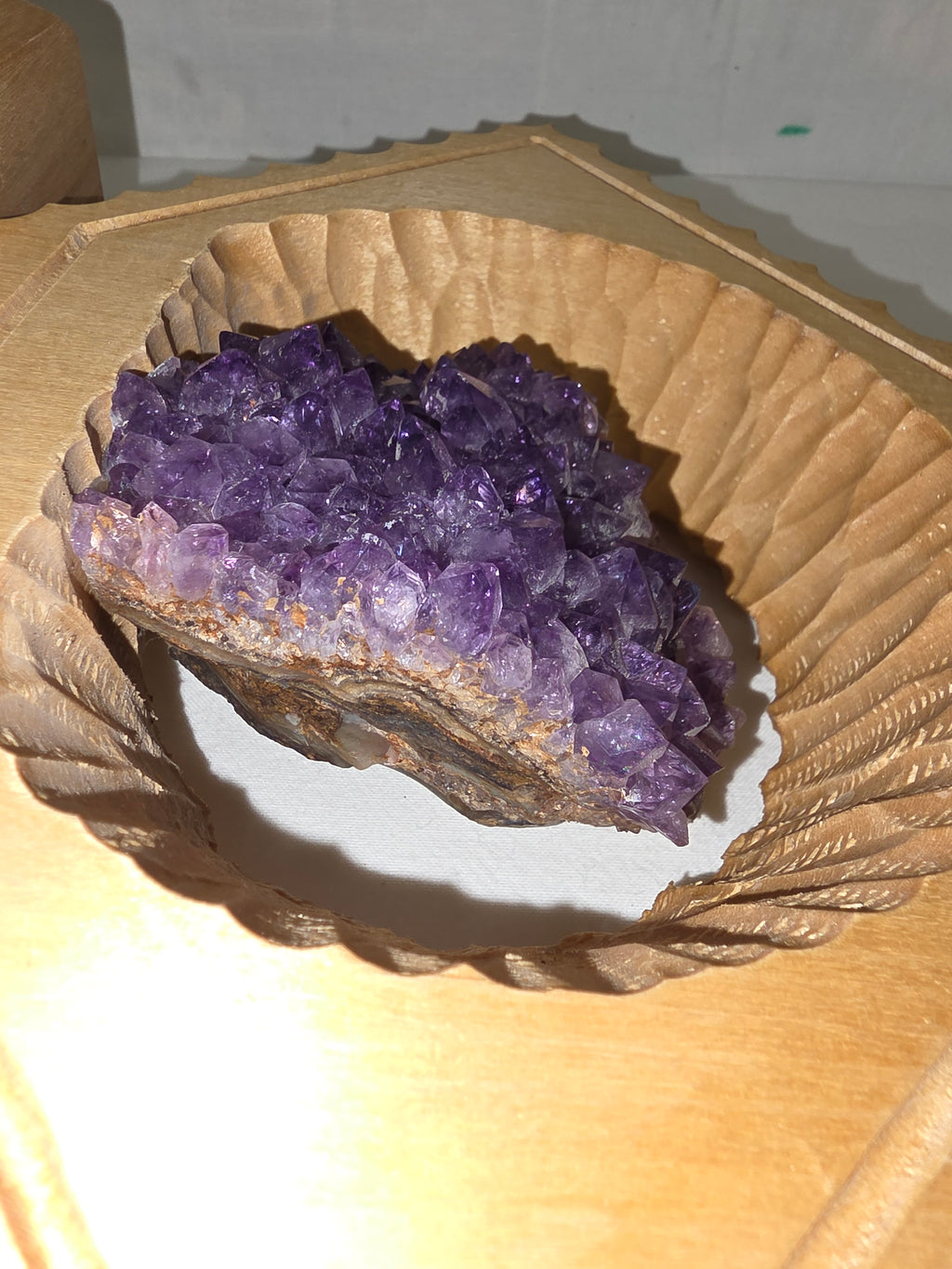 Handgearbeitetes Amethyst-Arrangement im Holzrahmen