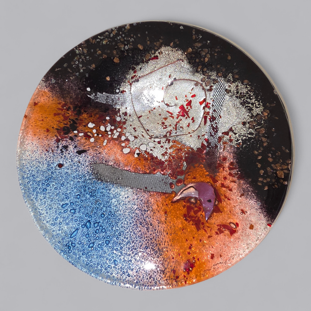 Abstrakter Glaskunst-Teller mit kosmischem Farbspiel