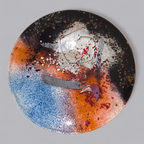 Abstrakter Glaskunst-Teller mit kosmischem Farbspiel