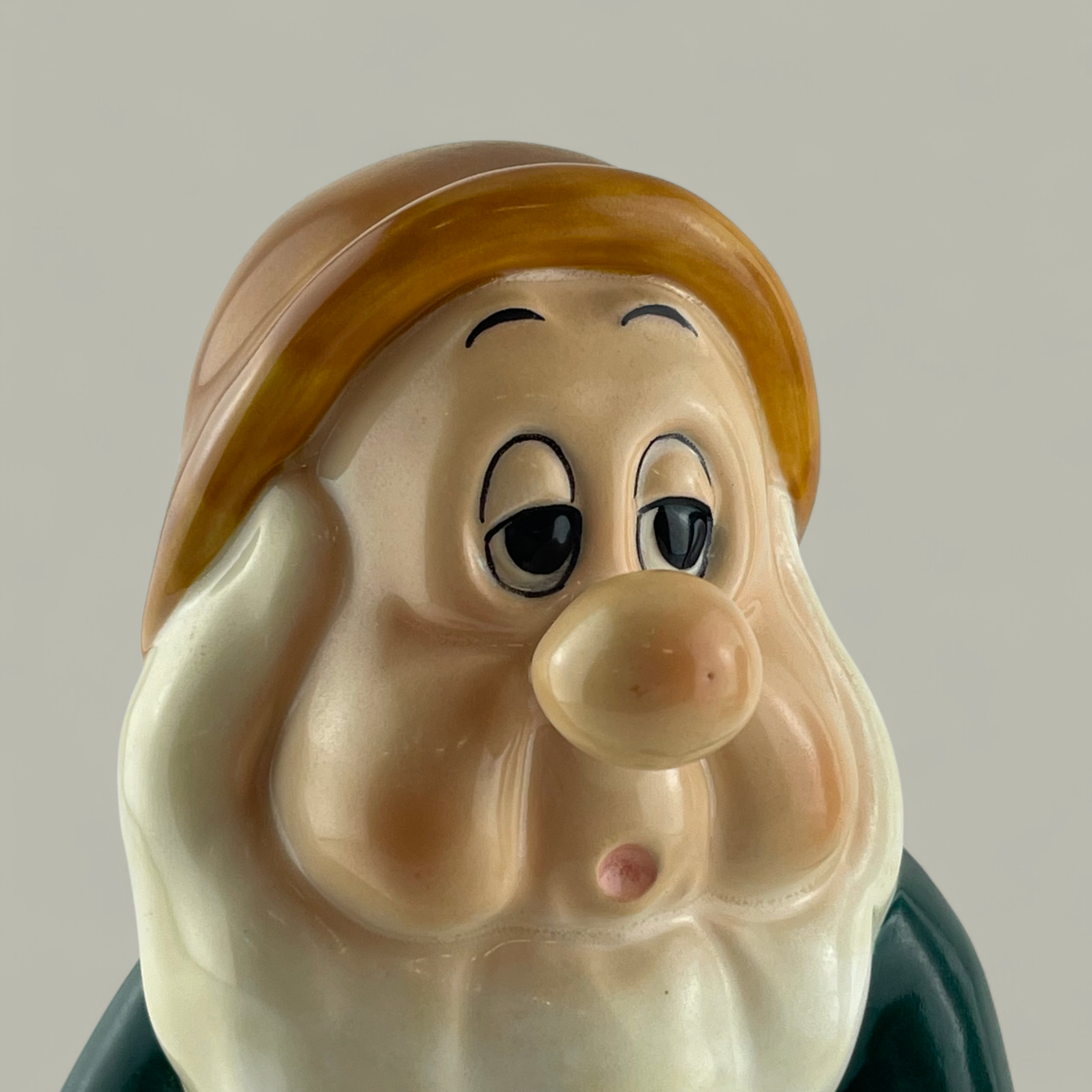 Nostalgische Disney Porzellanfigur  – Ein Herzstück für Sammler