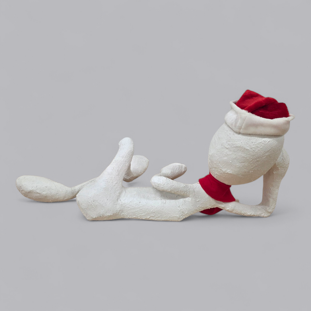 Abstrakte Gips-Skulptur – Sitzende Figur mit Weihnachtsmütze