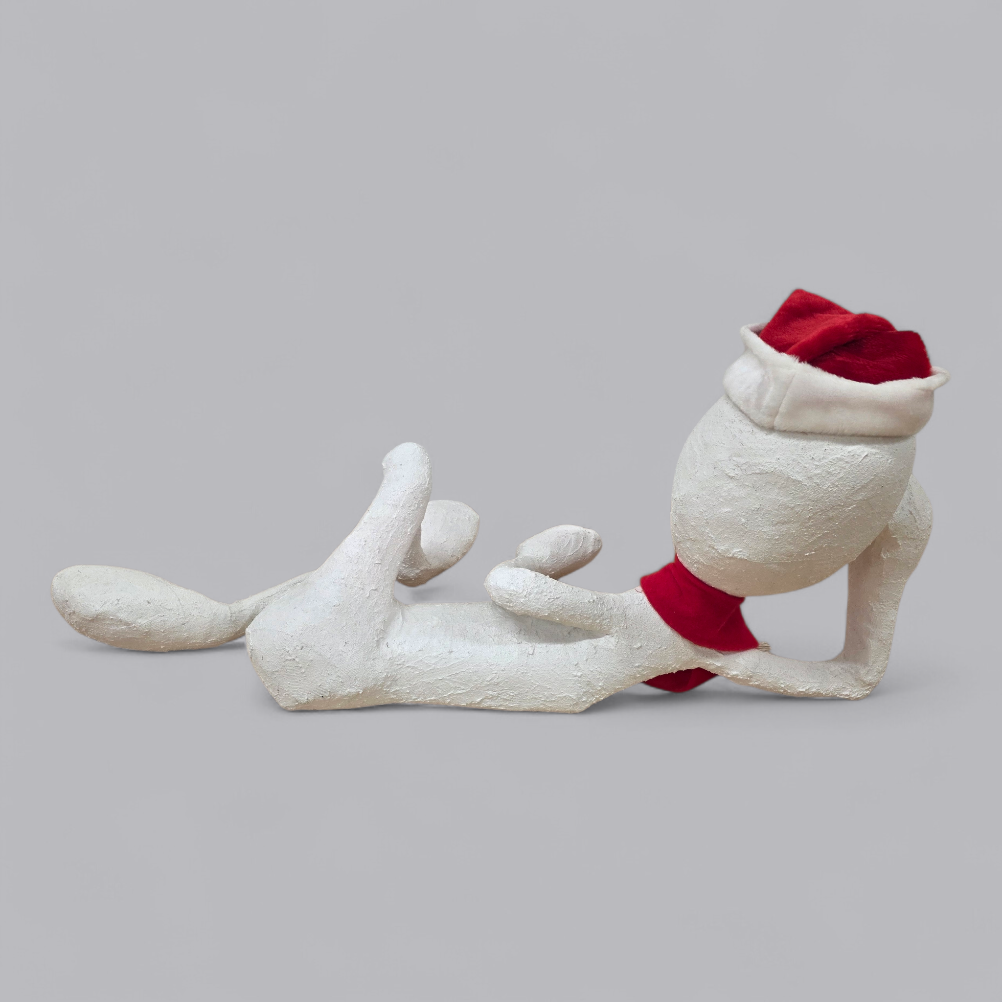 Abstrakte Gips-Skulptur – Sitzende Figur mit Weihnachtsmütze