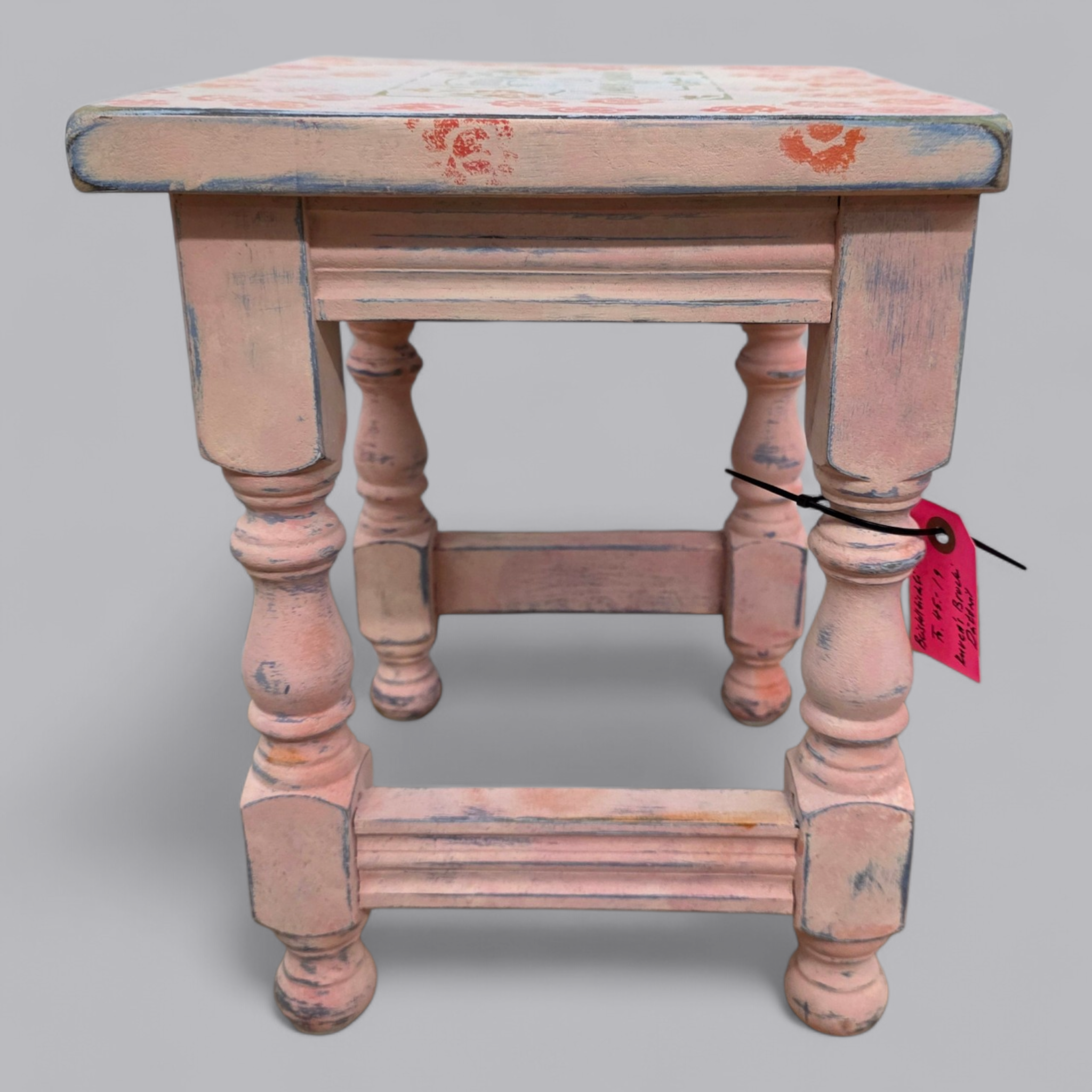 Upcycling Beistelltisch im verspielten Vintage Shabby Chic Stil