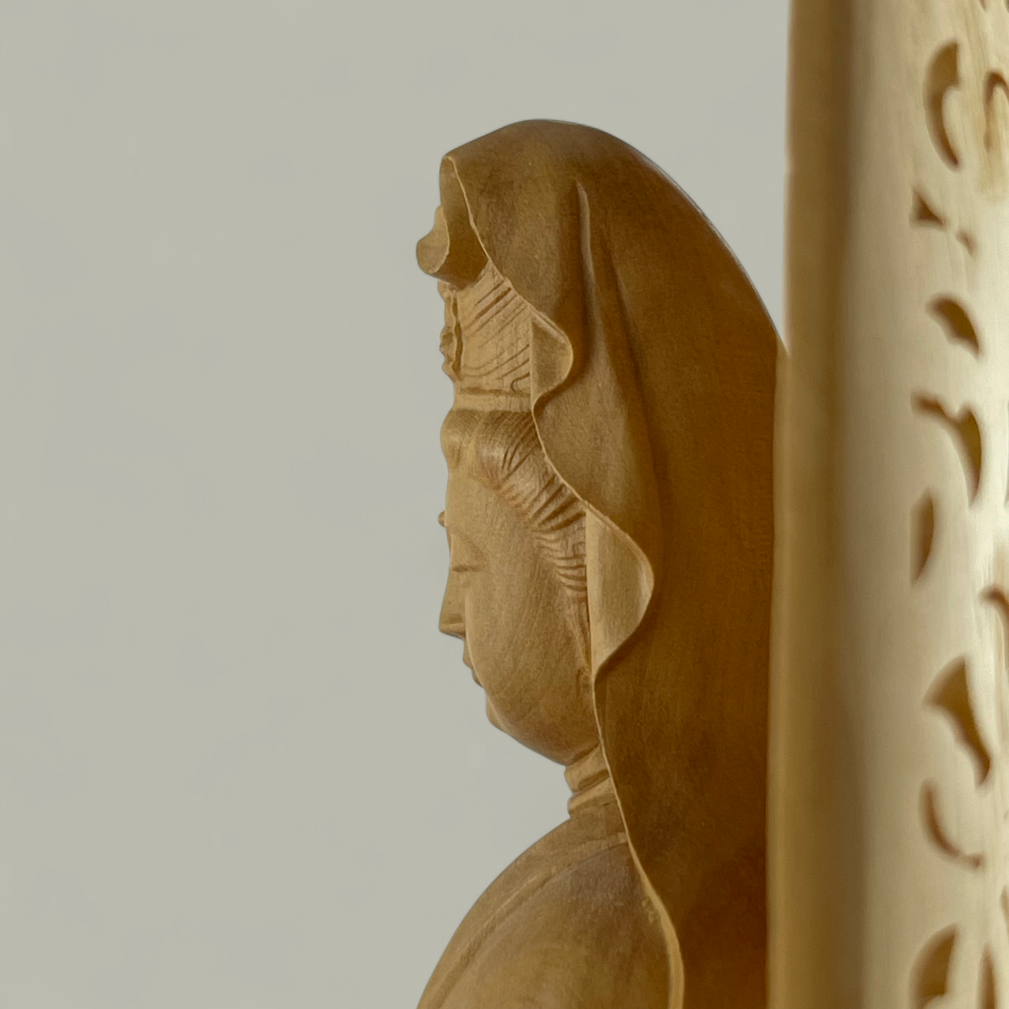 Filigrane Guanyin Skulptur auf Lotusthron – Asiatische Holzschnitzkunst