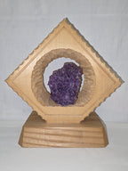 Handgearbeitetes Amethyst-Arrangement im Holzrahmen