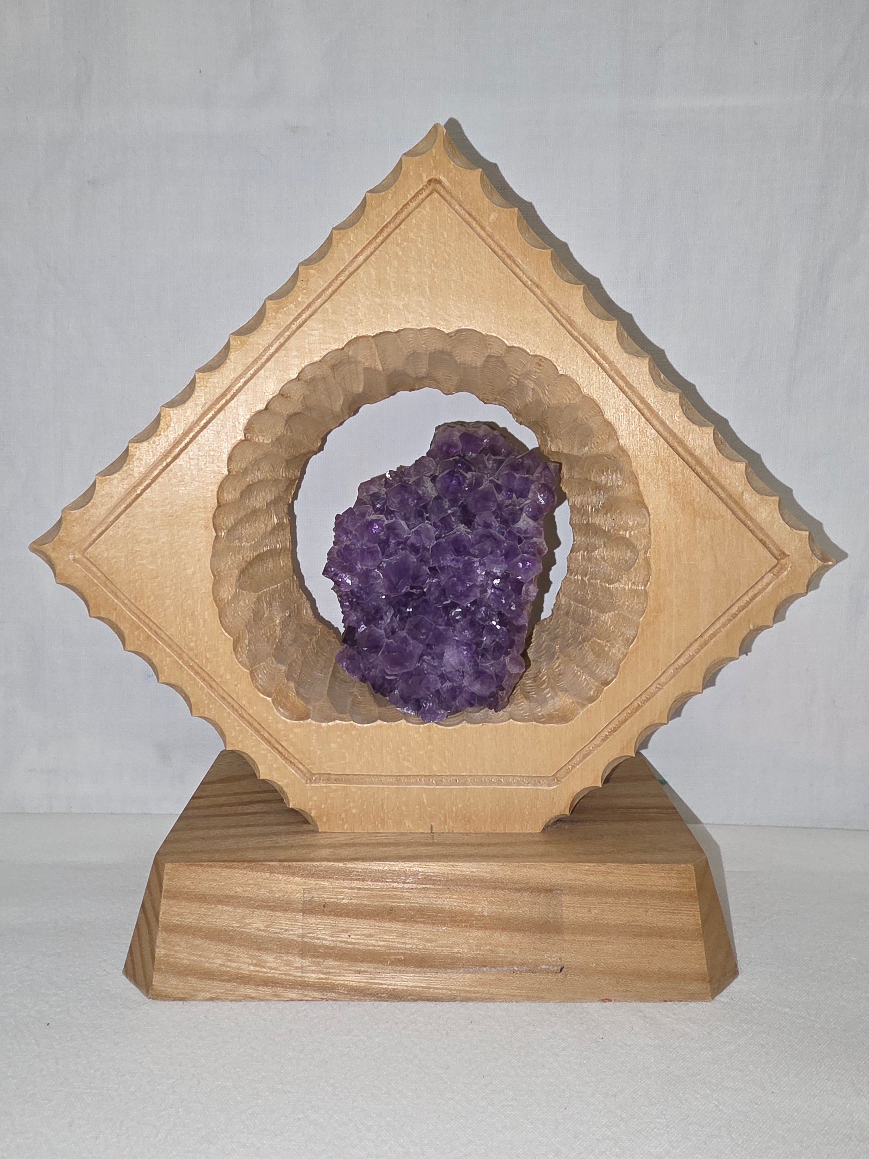 Handgearbeitetes Amethyst-Arrangement im Holzrahmen