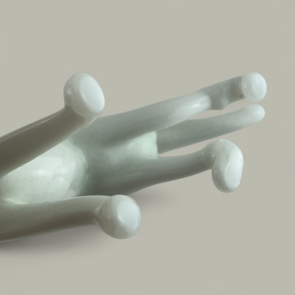 Handgefertigte Glasfigur Hund mit markanter roter Zunge