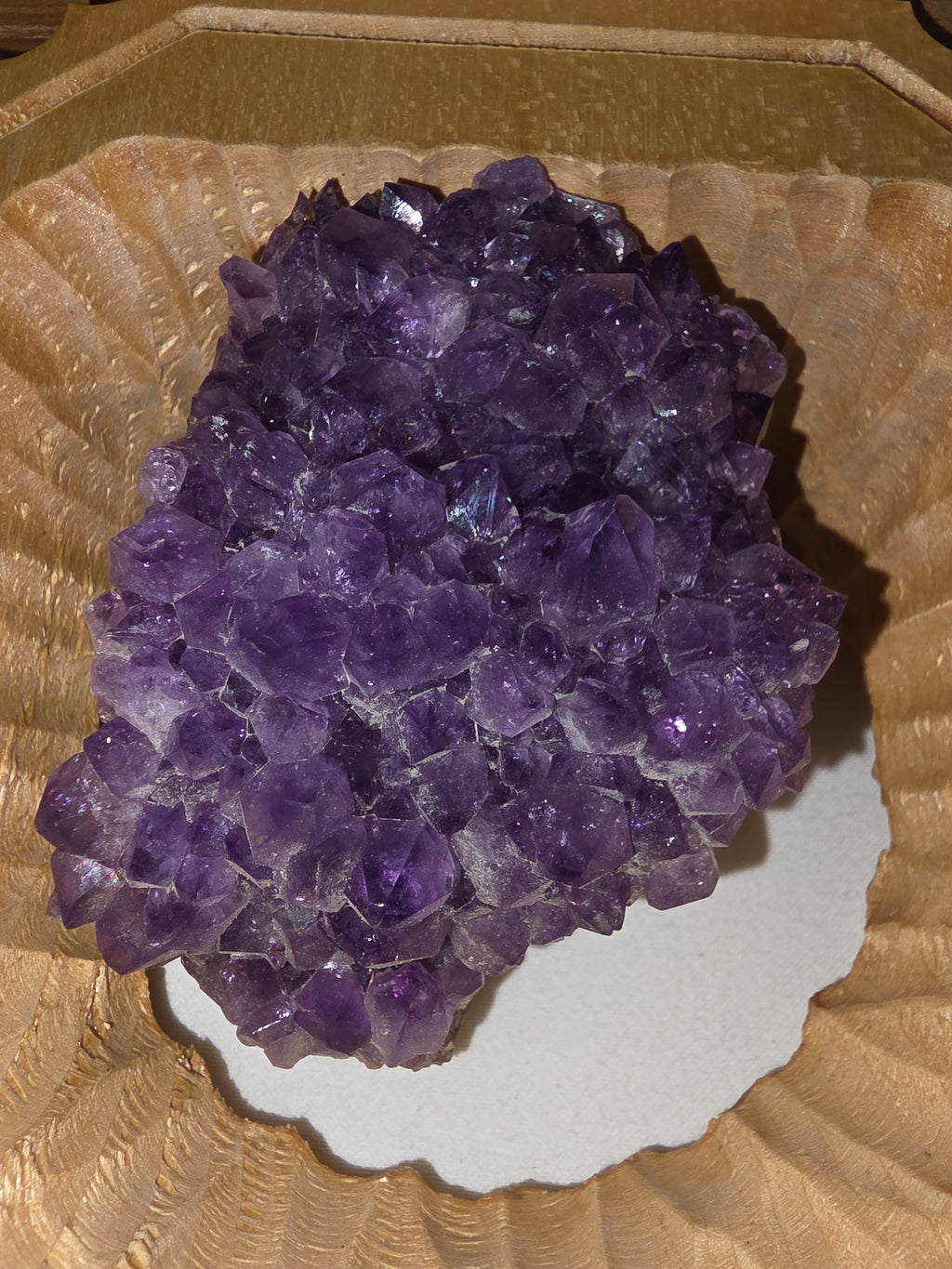 Handgearbeitetes Amethyst-Arrangement im Holzrahmen