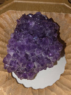 Handgearbeitetes Amethyst-Arrangement im Holzrahmen