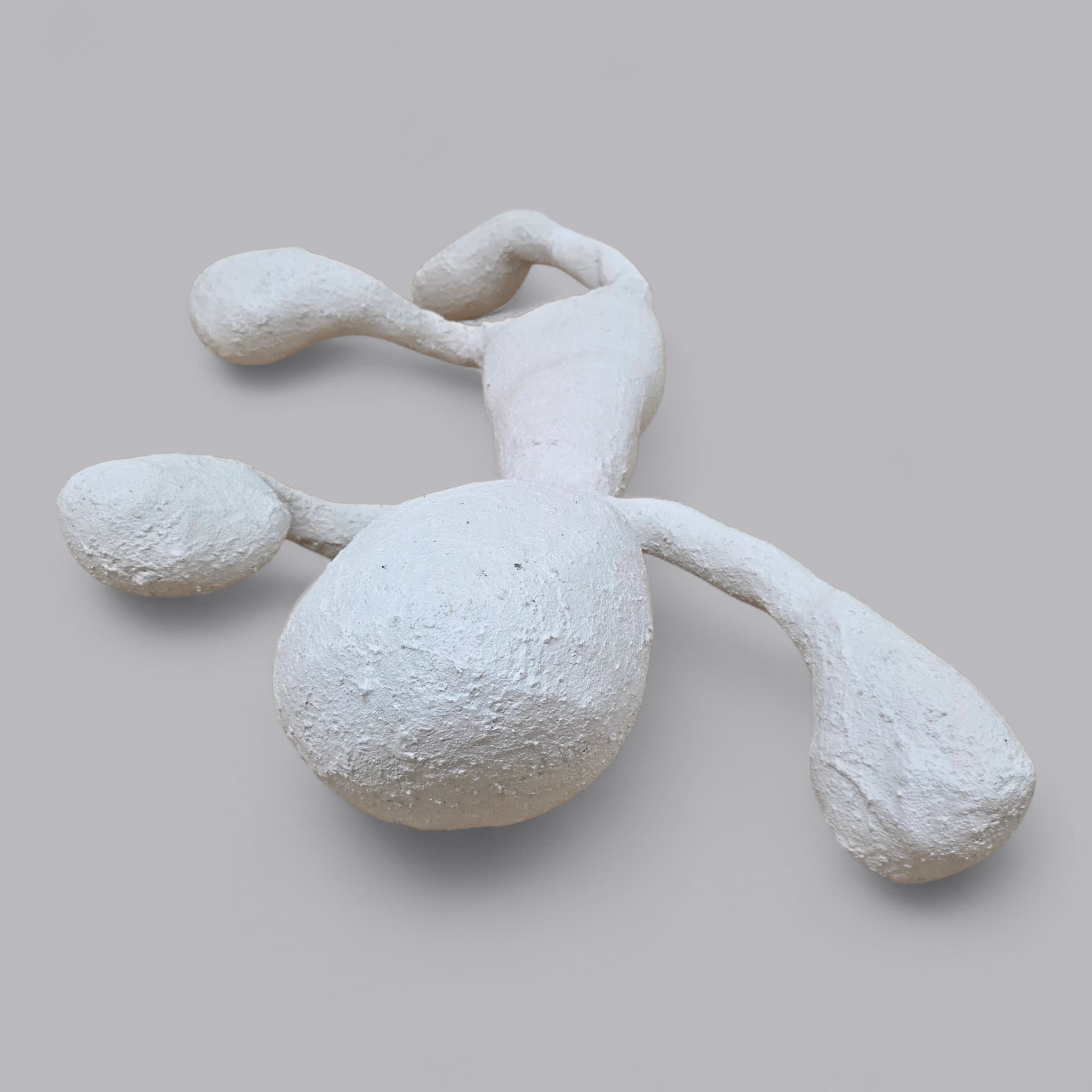 Abstrakte Gips-Skulptur – Liegende Figur