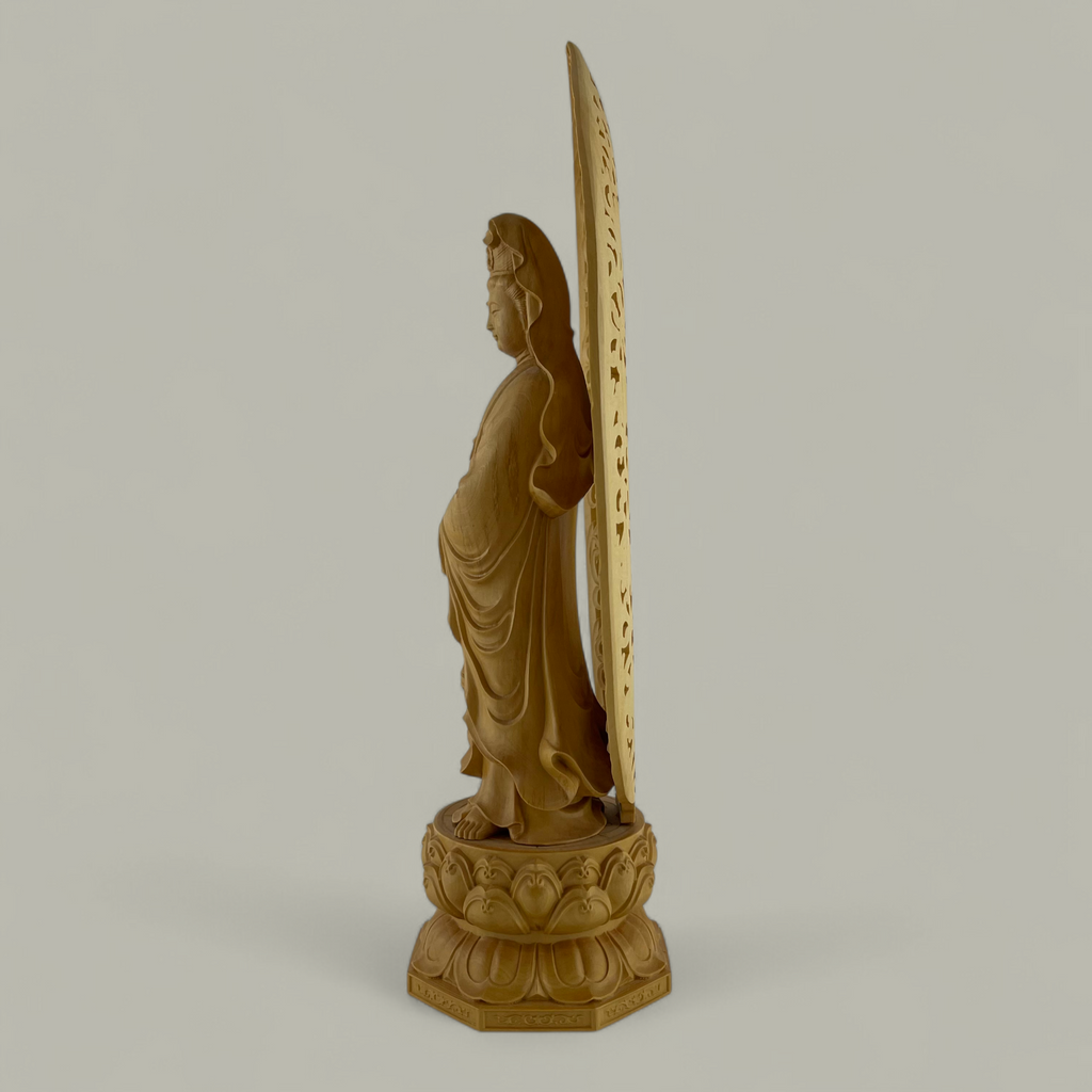 Filigrane Guanyin Skulptur auf Lotusthron – Asiatische Holzschnitzkunst