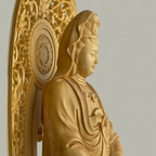 Filigrane Guanyin Skulptur auf Lotusthron – Asiatische Holzschnitzkunst