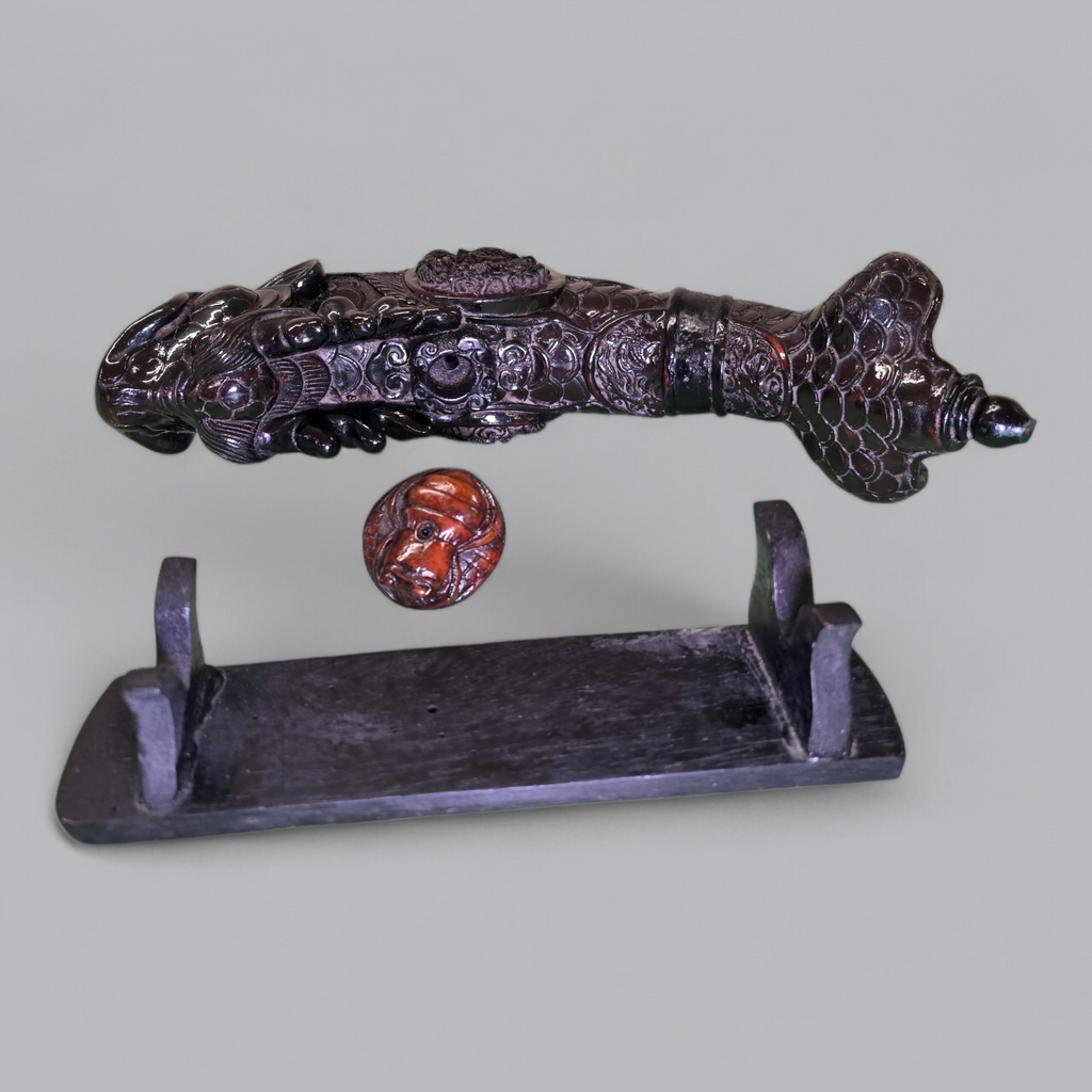 Chinesische Drachenfisch-Skulptur mit Standfuss – Exotisches Sammlerstück