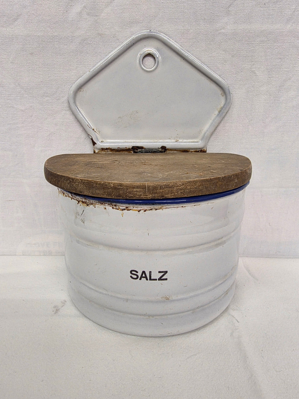 Vintage emaillierter Salzbehälter mit Holzdeckel