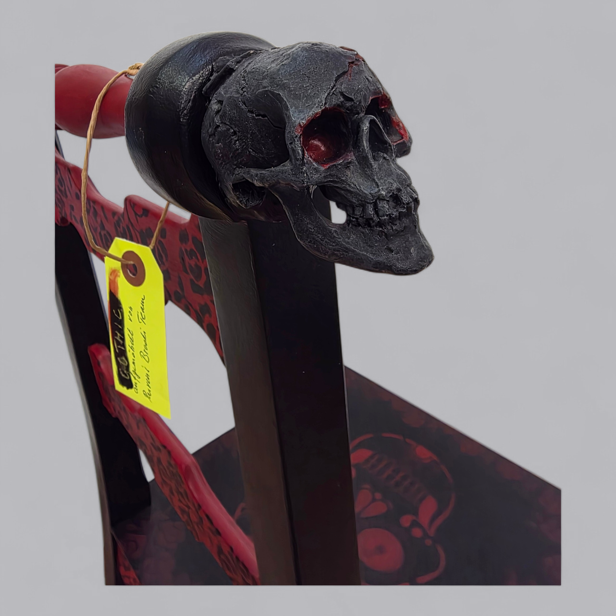 Düsteres Design: Upcycling-Stuhl im "Dia de los Muertos" Look