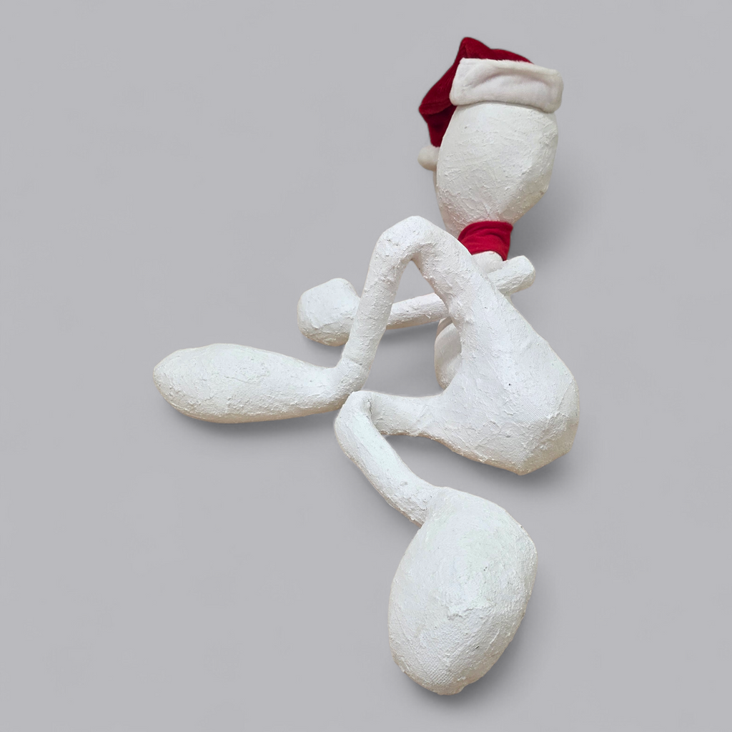 Abstrakte Gips-Skulptur – Sitzende Figur mit Weihnachtsmütze