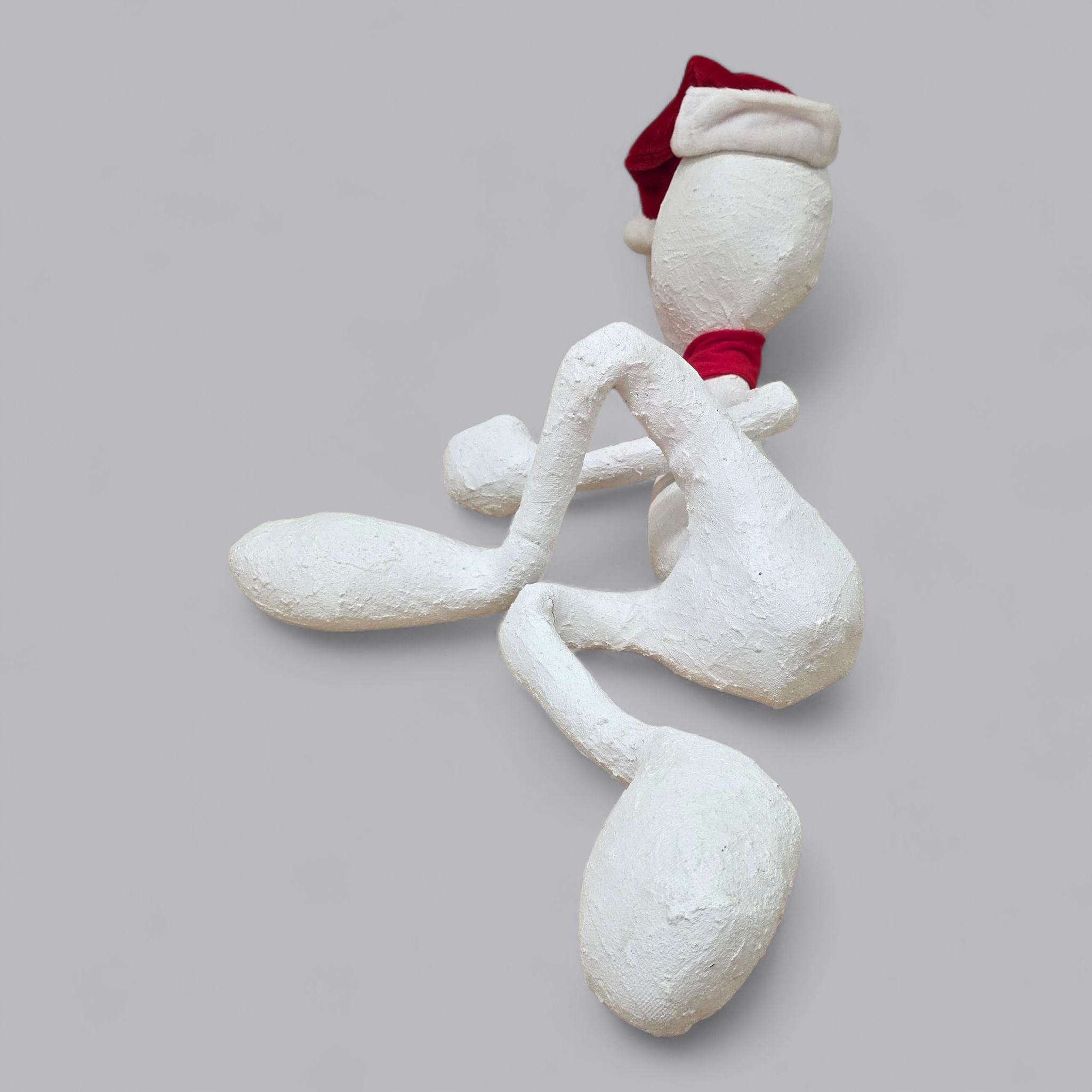 Abstrakte Gips-Skulptur – Sitzende Figur mit Weihnachtsmütze