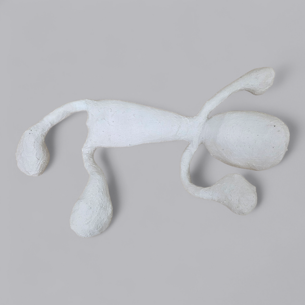 Abstrakte Gips-Skulptur – Liegende Figur