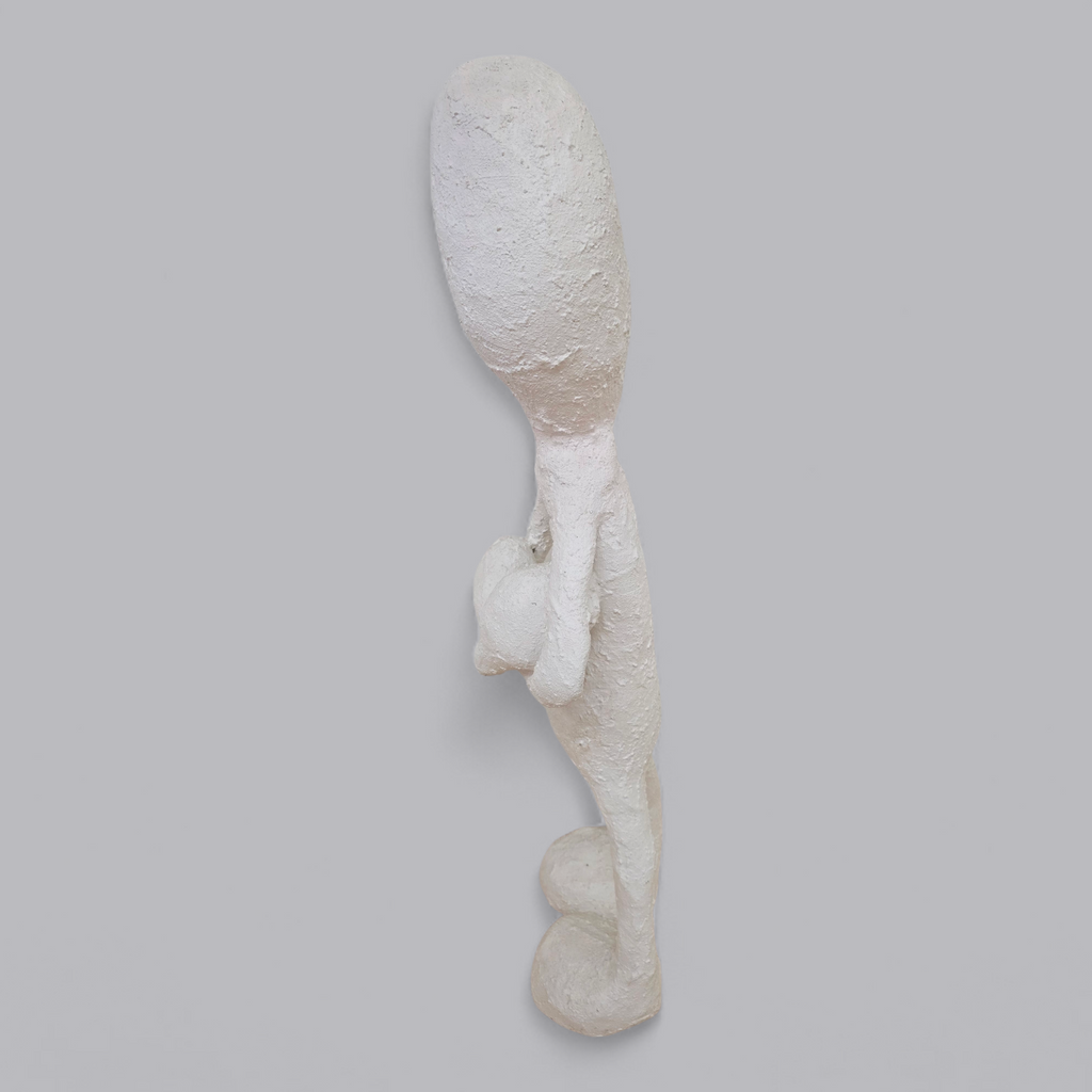 Abstrakte Gips-Skulptur – Figur mit verschränkten Armen