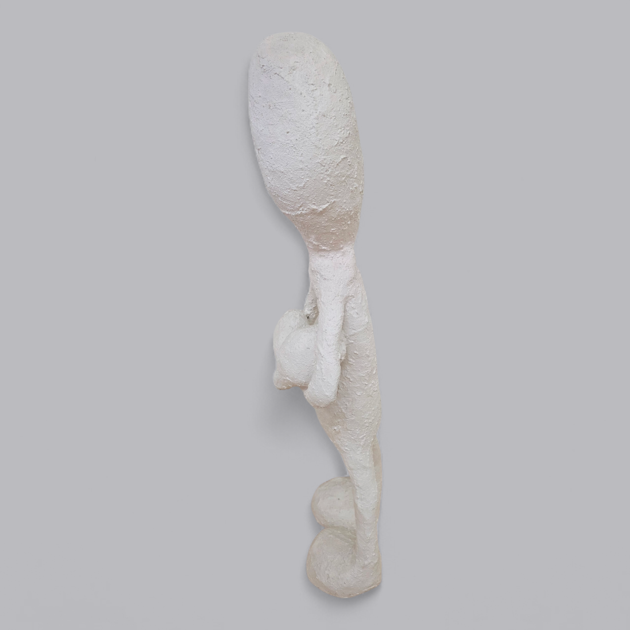 Abstrakte Gips-Skulptur – Figur mit verschränkten Armen