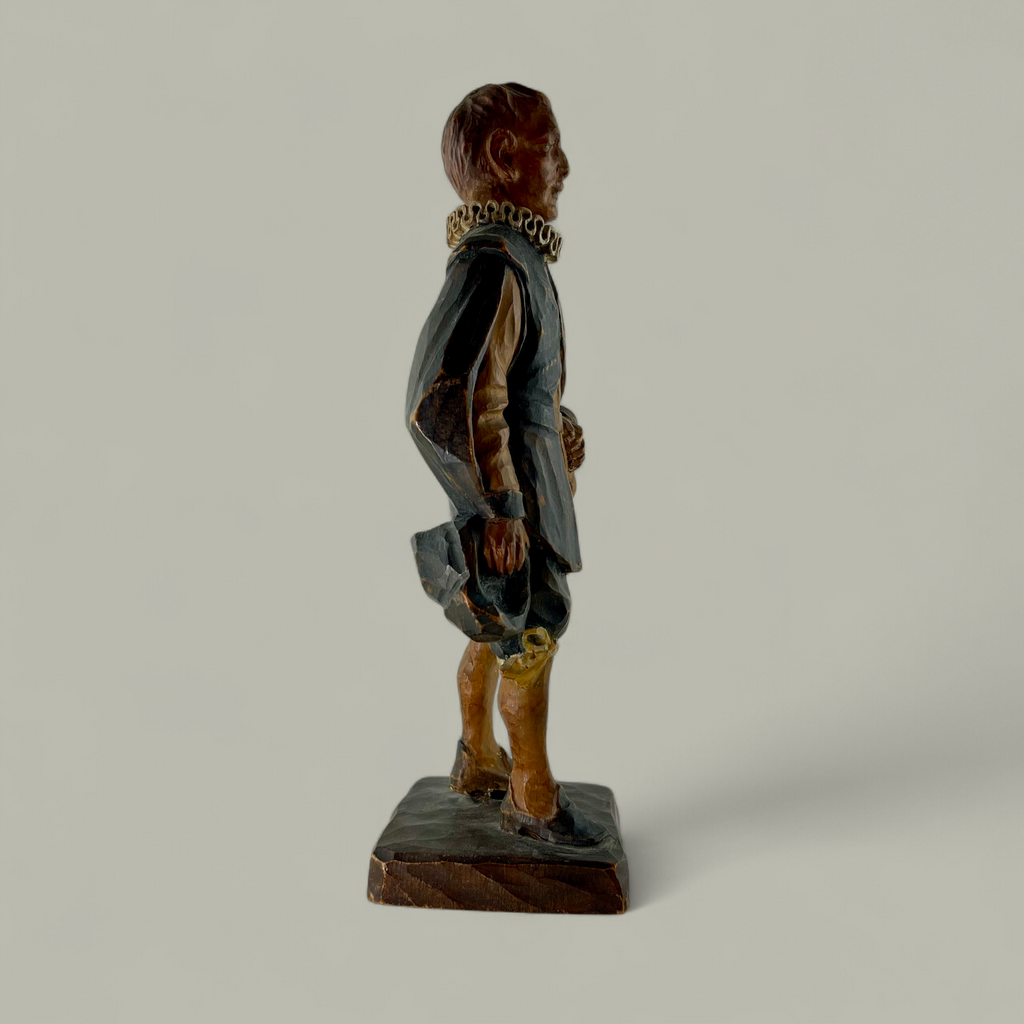 Handgeschnitzte Bürgi Originalfigur in historischer Tracht