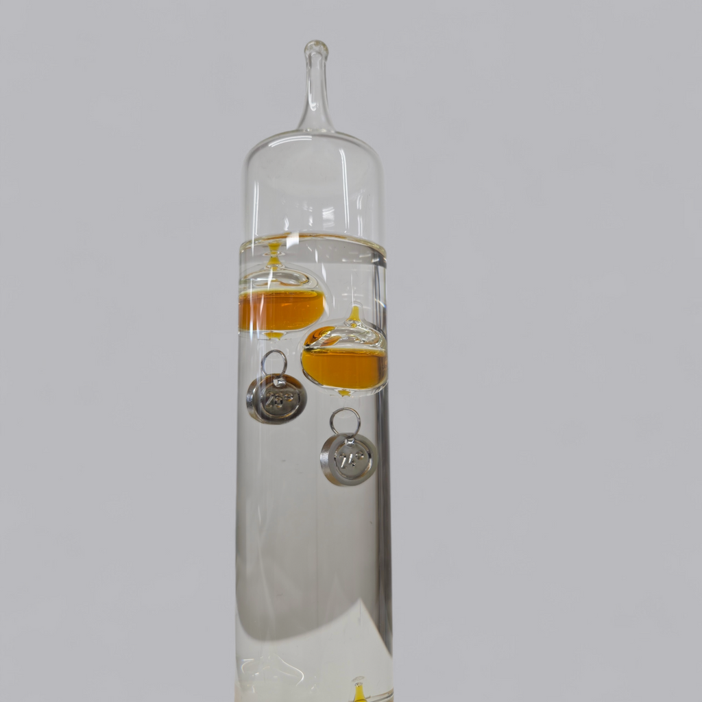 Goldener Tanz der Physik: Edles Galileo-Thermometer mit Bernstein-Akzenten