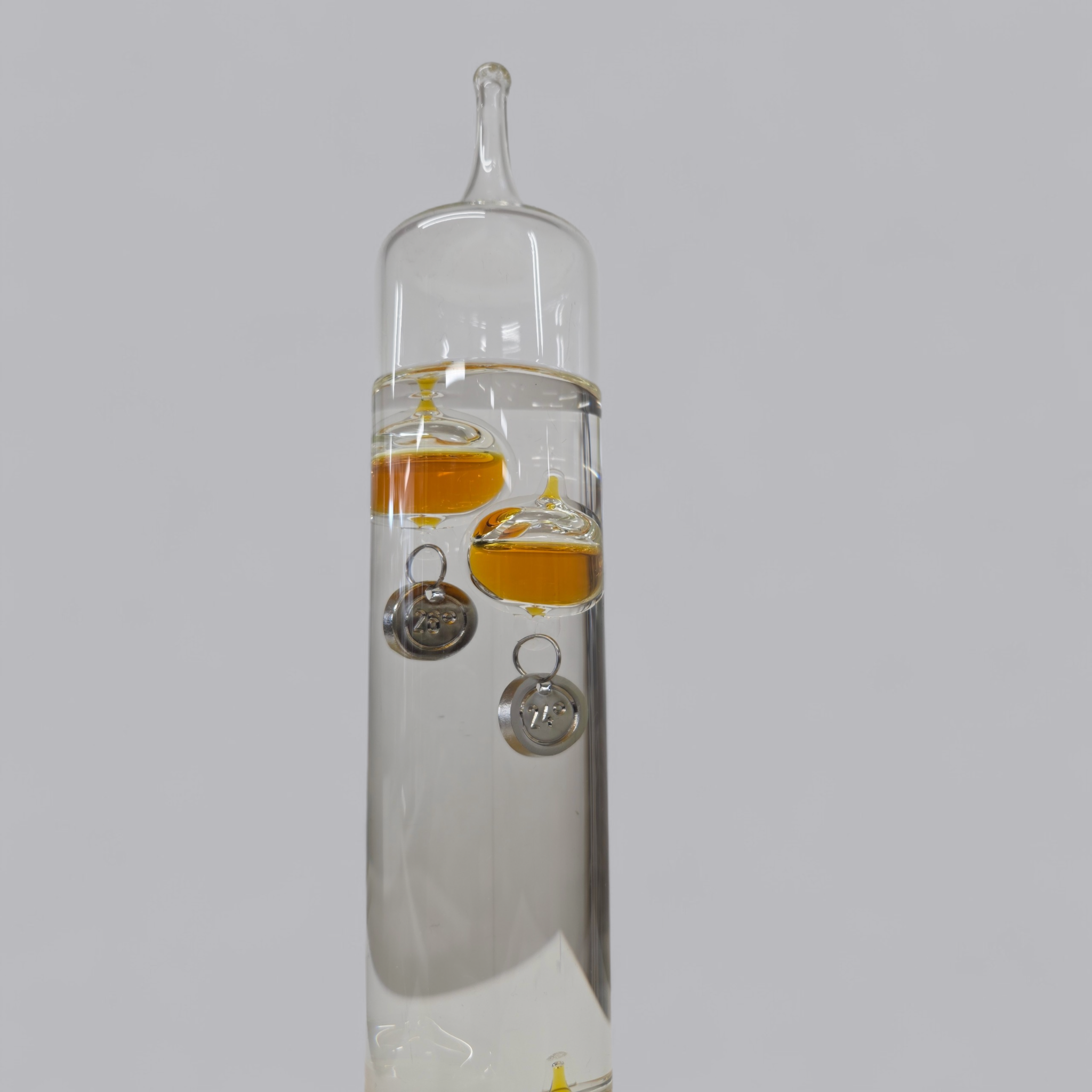 Goldener Tanz der Physik: Edles Galileo-Thermometer mit Bernstein-Akzenten