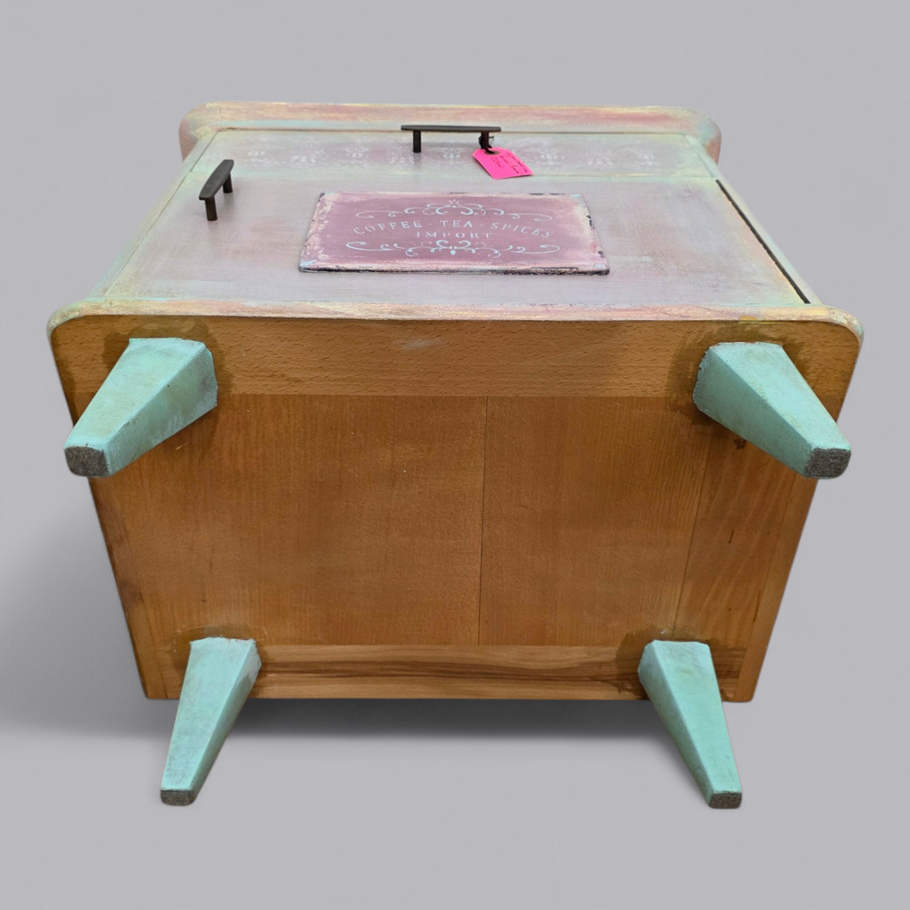 Upcycling Nachtschrank mit sanfter Patina in Pastelltönen
