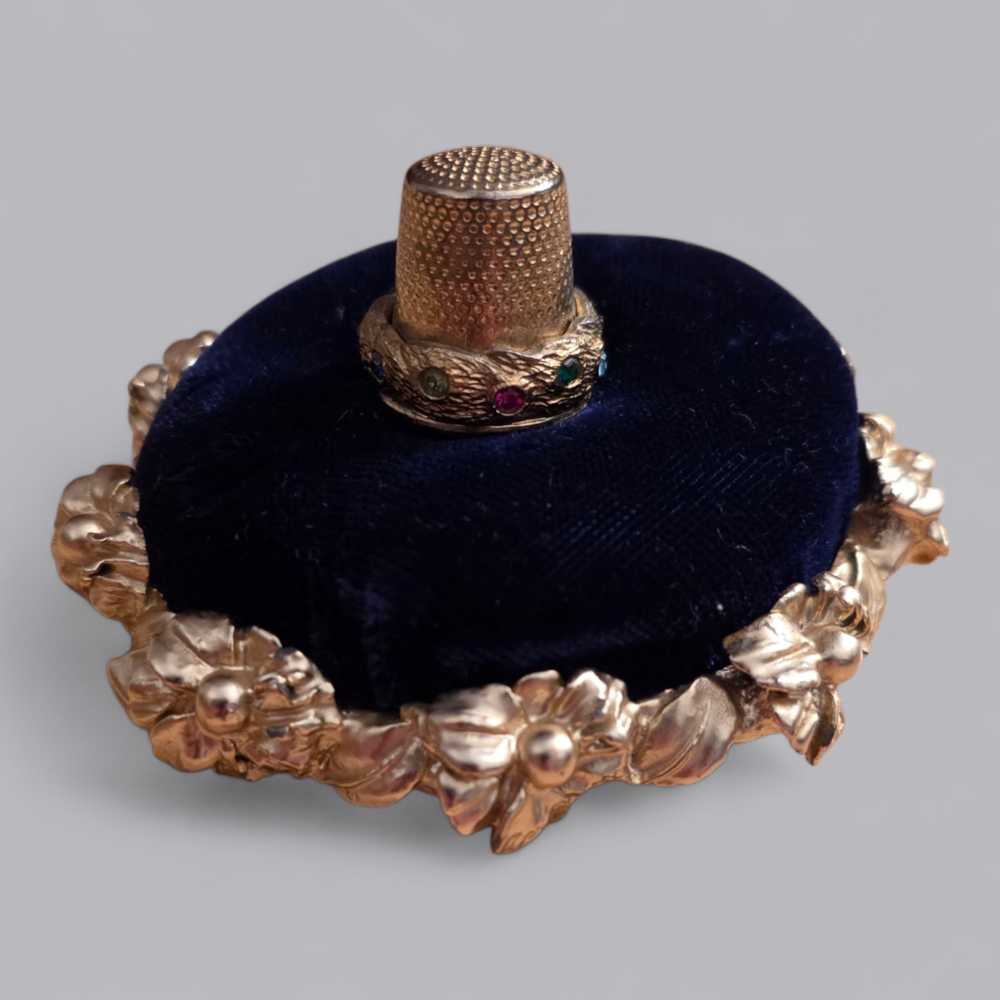 Vintage Nadelkissen mit Fingerhut im Barock-Stil