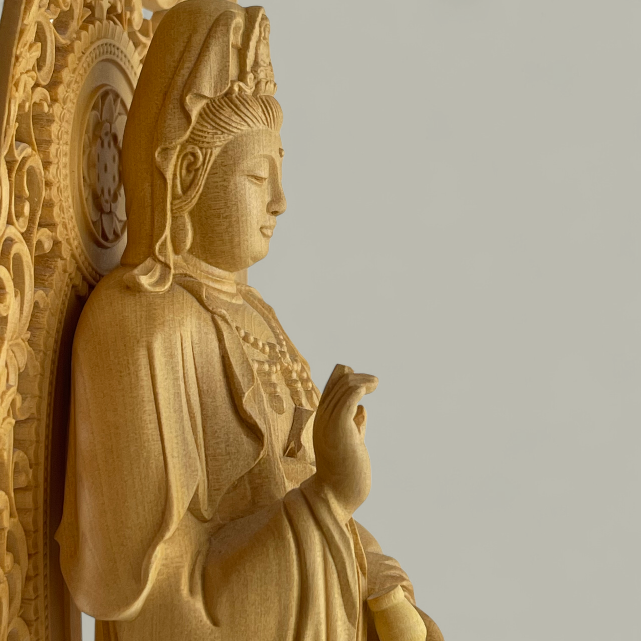 Anmutige Guanyin Holzskulptur auf Lotusthron – Meisterhafte Schnitzkunst