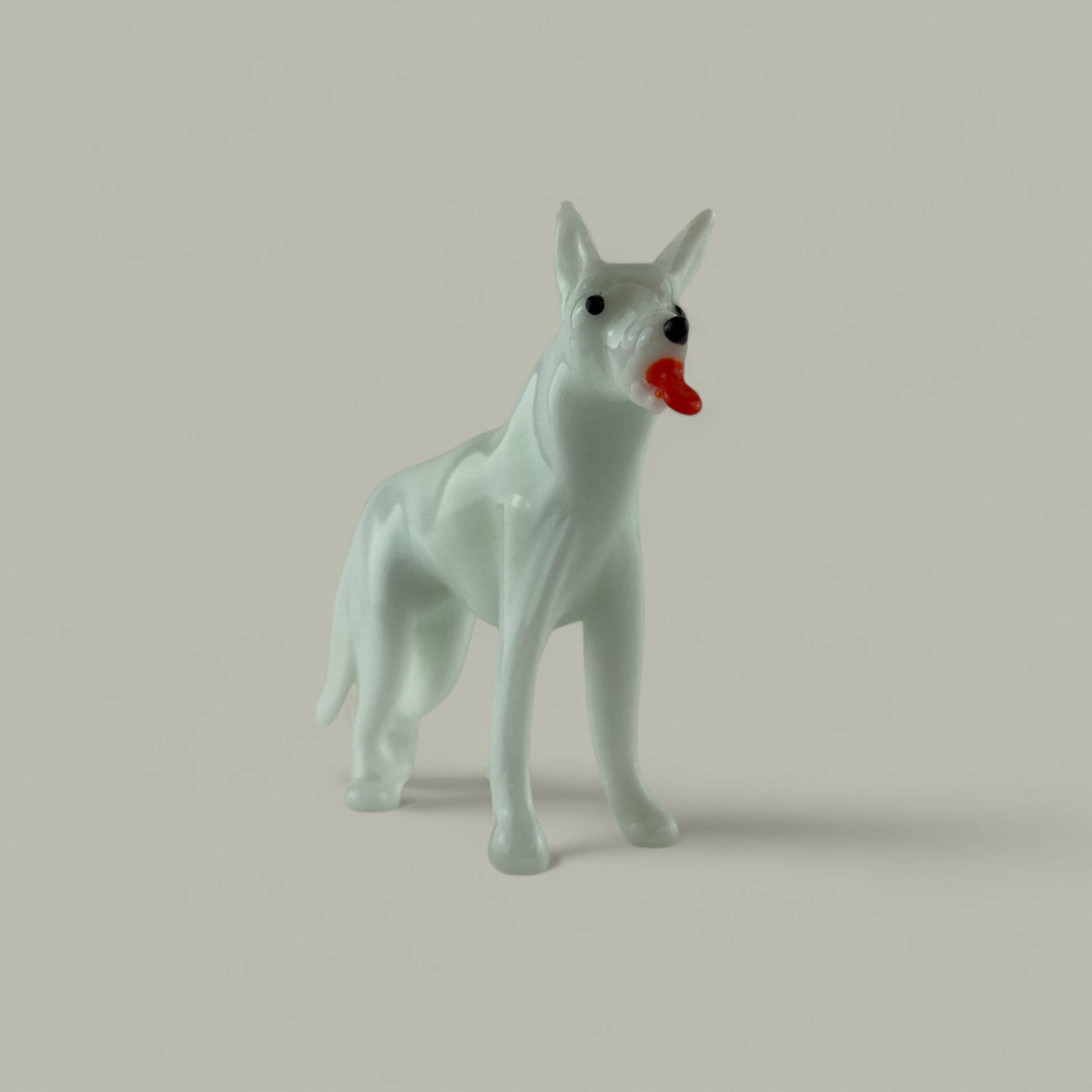 Handgefertigte Glasfigur Hund mit markanter roter Zunge