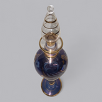 Eleganter Glasflacon in tiefem Violett mit Goldakzenten