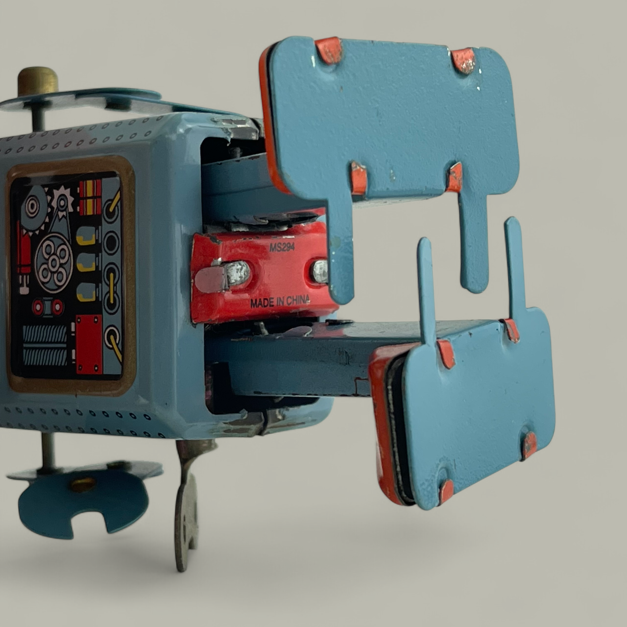 Nostalgischer Blechroboter mit Aufziehmechanismus