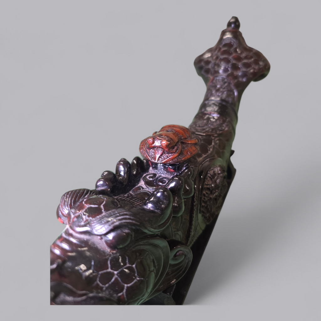 Chinesische Drachenfisch-Skulptur mit Standfuss – Exotisches Sammlerstück