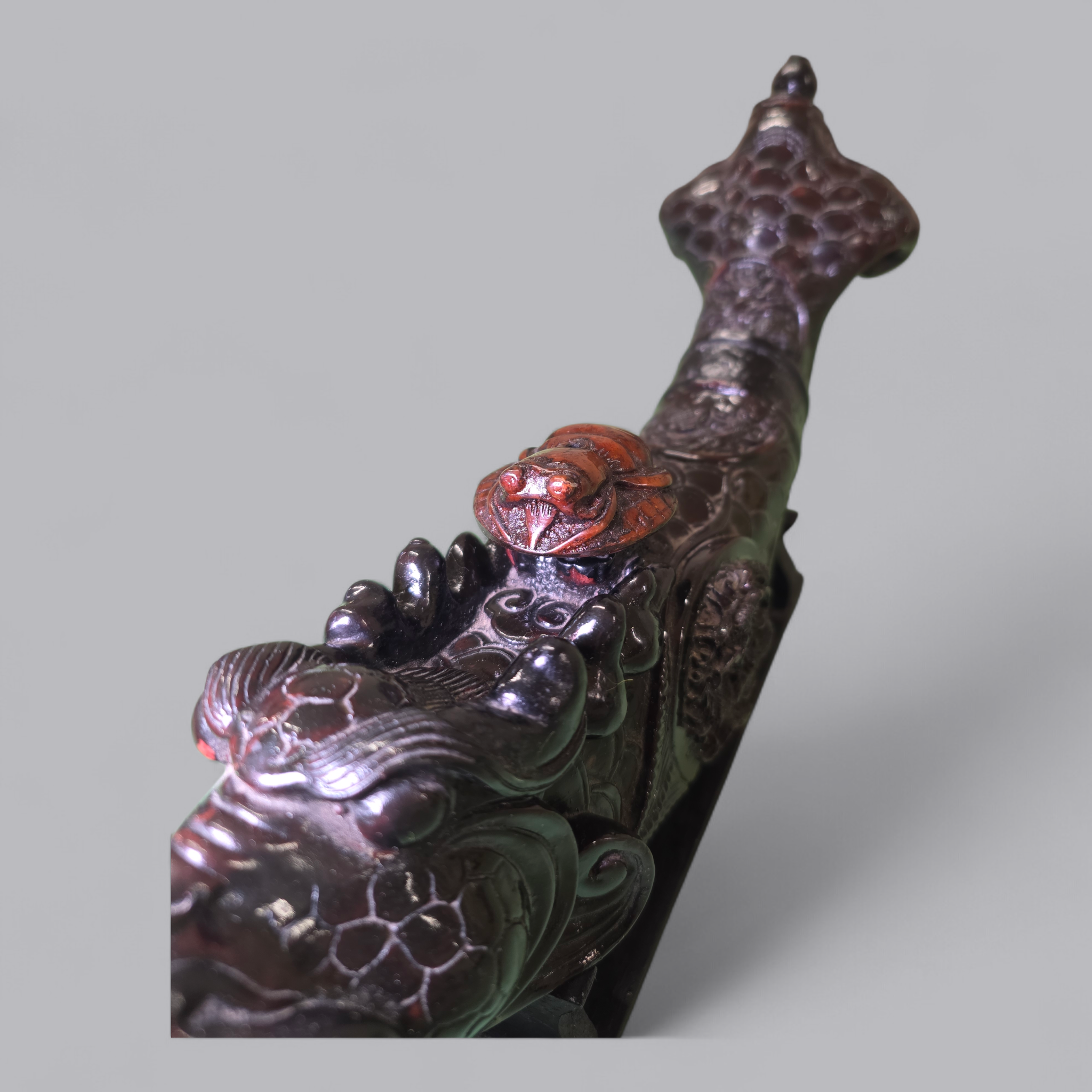 Chinesische Drachenfisch-Skulptur mit Standfuss – Exotisches Sammlerstück
