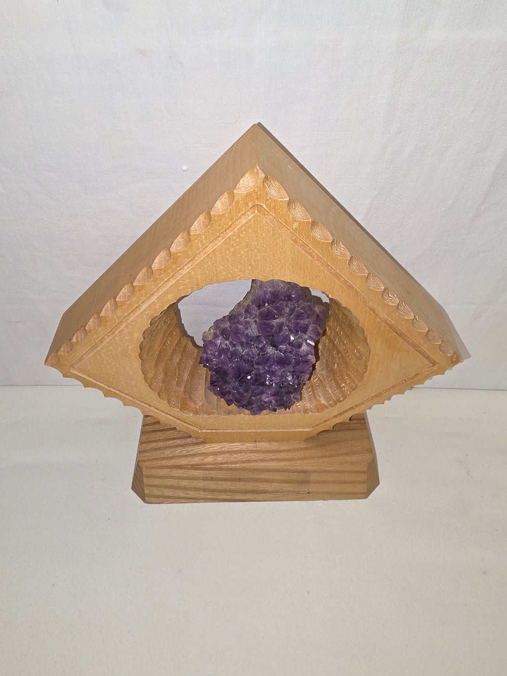 Handgearbeitetes Amethyst-Arrangement im Holzrahmen