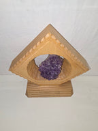 Handgearbeitetes Amethyst-Arrangement im Holzrahmen