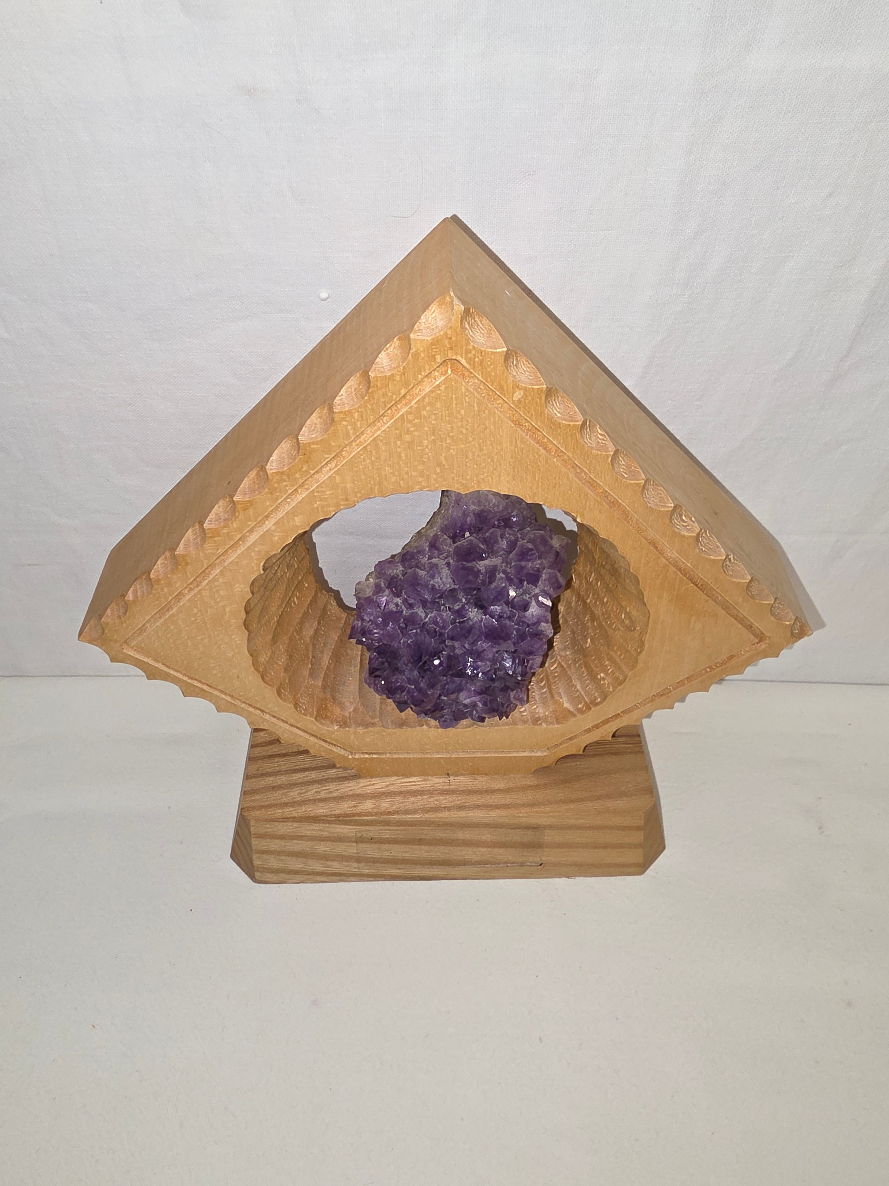 Handgearbeitetes Amethyst-Arrangement im Holzrahmen