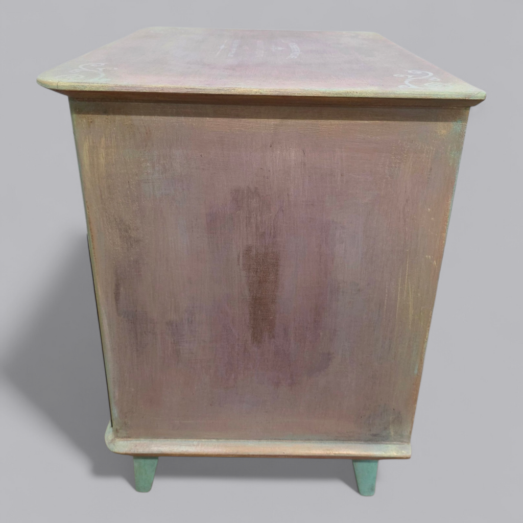Upcycling Nachtschrank mit sanfter Patina in Pastelltönen
