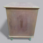 Upcycling Nachtschrank mit sanfter Patina in Pastelltönen