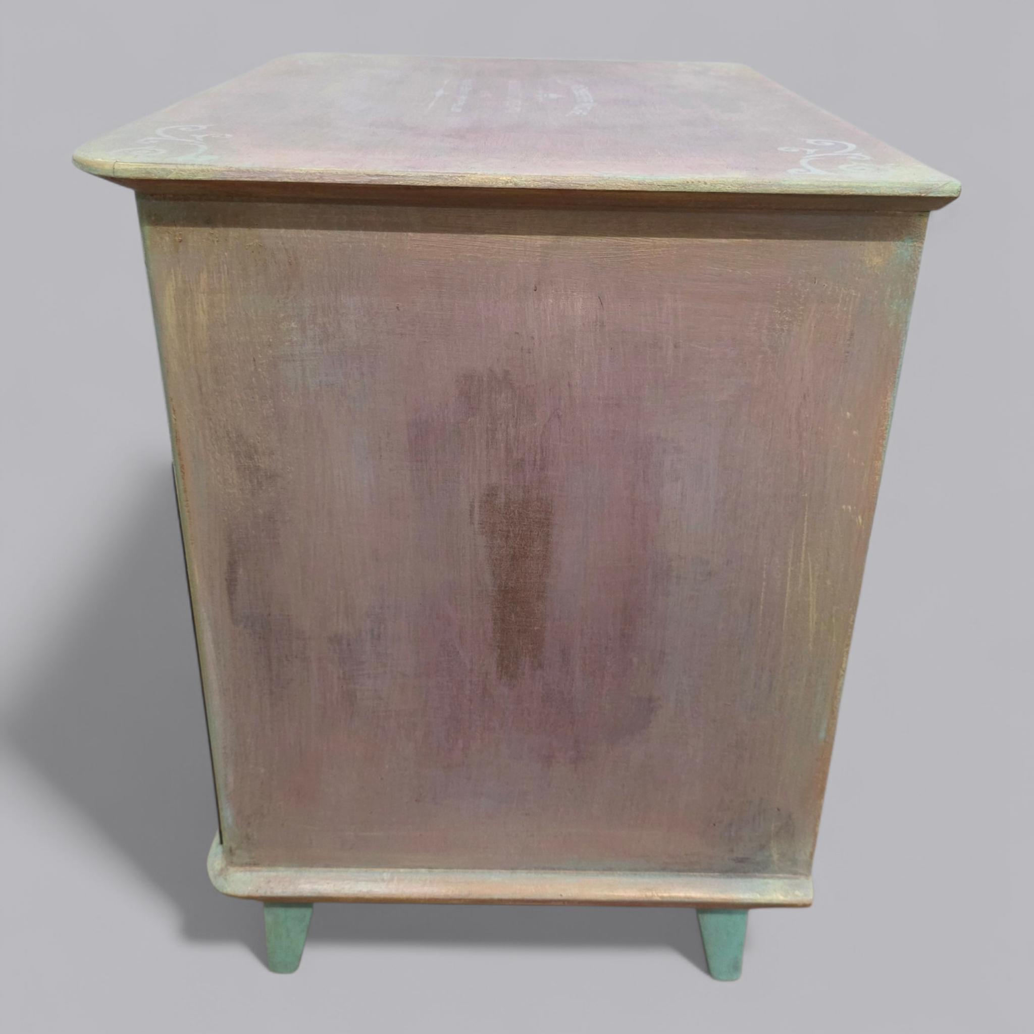 Upcycling Nachtschrank mit sanfter Patina in Pastelltönen