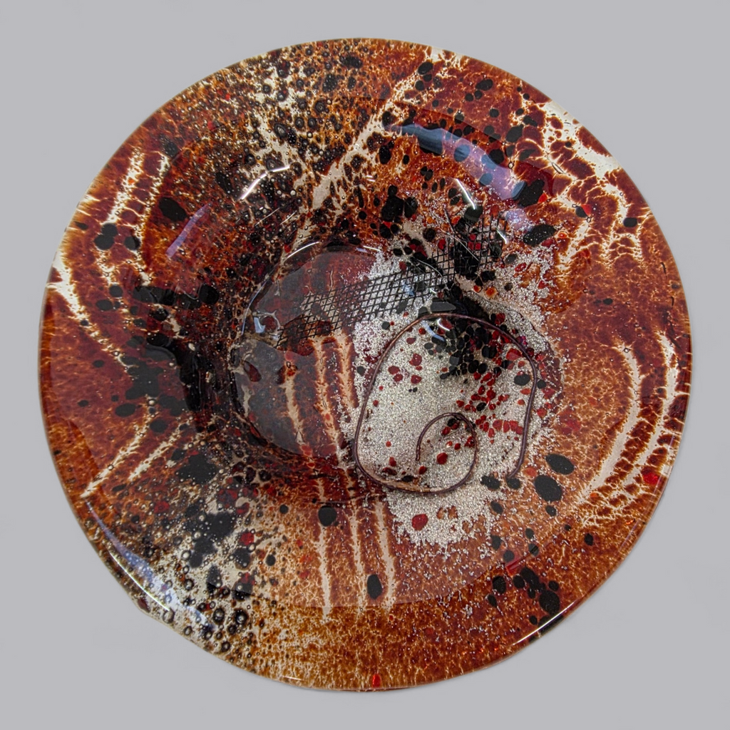 Künstlerische Glasschale mit flammendem Farbdesign