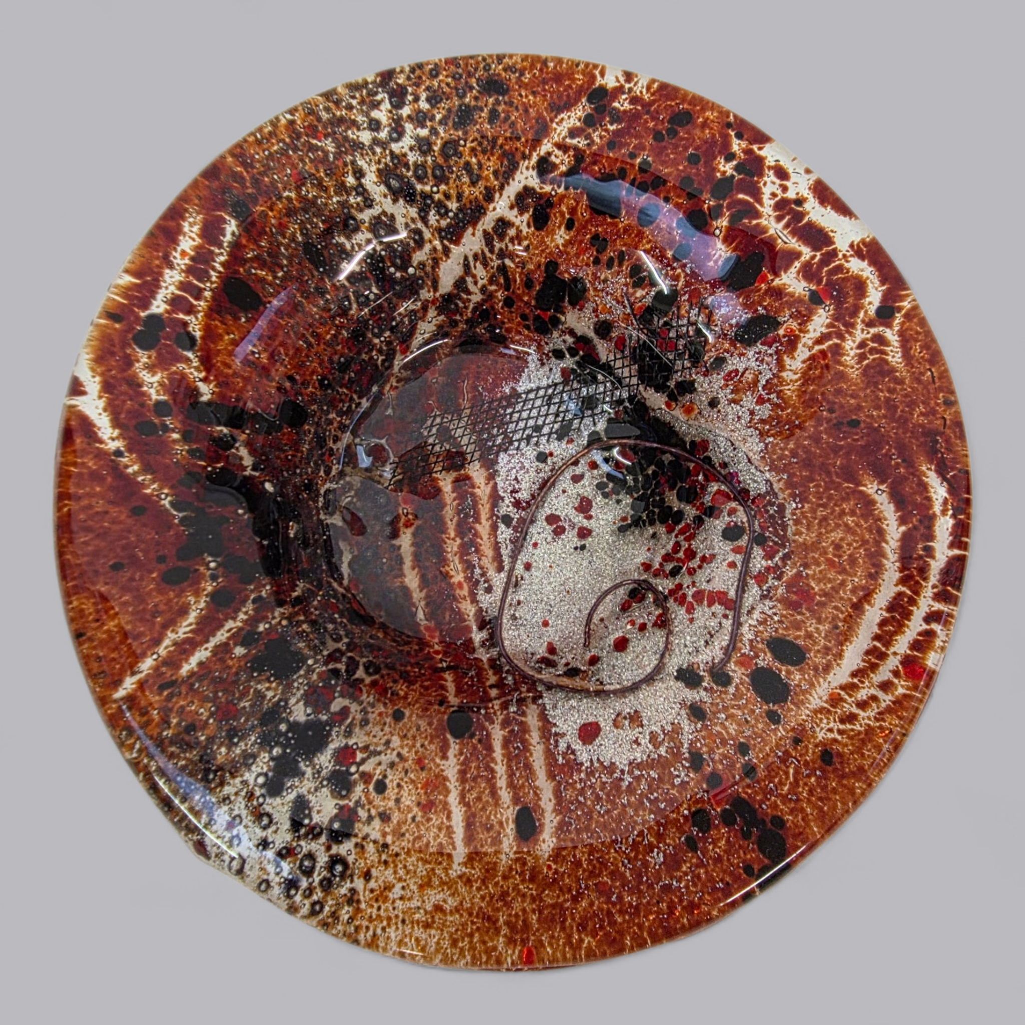 Künstlerische Glasschale mit flammendem Farbdesign