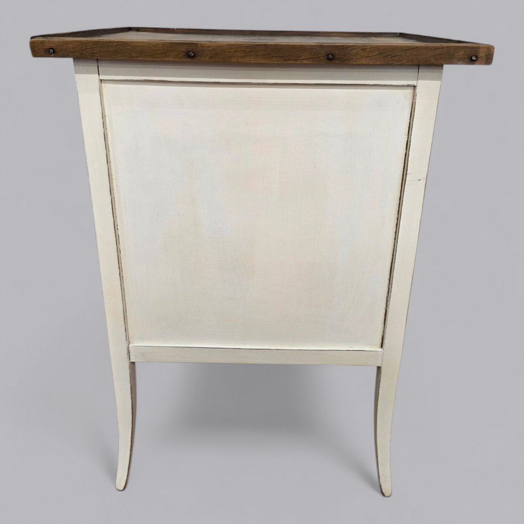 Eleganter Vintage Schrank mit rustikalem Charme